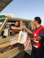 بالصور..رجال فرع الهلال الأحمر بالشمالية يقدمون 780 وجبة افطار صائم