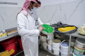 سمو الأمير فيصل بن خالد بن سلطان يوجه أمانة الحدود الشمالية بتكثيف الرقابة على المطاعم