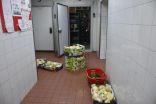 بالصور .. بلدية طريف تصادر 60 كجم و30 لتر من المواد الغذائية بعدد من المنشآت