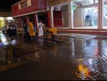 بالصور .. بلدية طريف تتابع إنسيابية تصريف مياه الأمطار