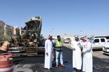 بالصور .. رئيس ‎بلدية طريف يقف ميدانياً على أعمال سفلتة طريق “علي بن أبي طالب”