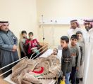 طلاب مدرسة عبدالله بن مسعود يقومون بزيارة زميلهم بمستشفى طريف