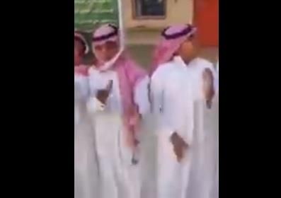 فيديو طريف لطلاب يؤدون “الدحة” احتفالاً باليوم الوطني