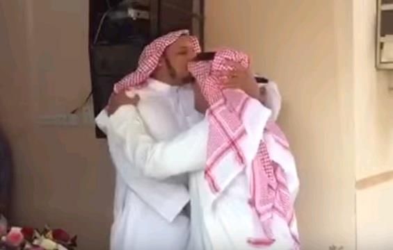 مدير مدرسة يصرّ على إظهار تقديره للمعلمين وتقبيل رؤوسهم في اليوم العالمي للمعلم